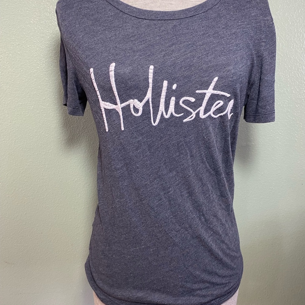 Y2K Hollister Women's Gray Tee with White Embroidery
